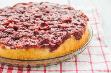 pasta bir plaka üzerinde taze çilek ile