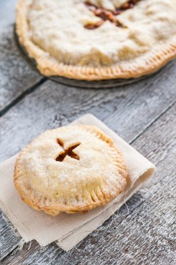 Ahşap rustik zemin üzerine Amerikan elmalı turta