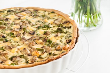 Mantarlı tart, ıspanak ve peynir