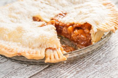 Amerikan elmalı pasta bir parça kesme