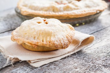 Ahşap rustik zemin üzerine Amerikan elmalı turta