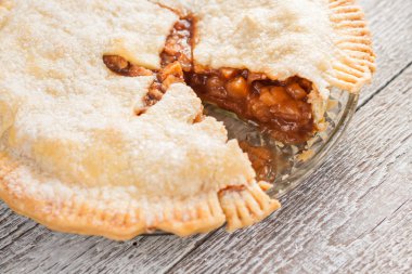 Amerikan elmalı pasta bir parça kesme