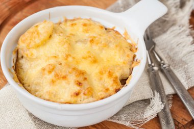 Toplu biçimde otlar ile patates graten