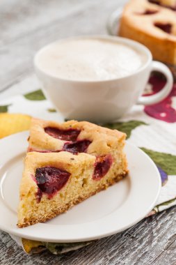 Erik ve dilim ve kahve Kupası ile pasta