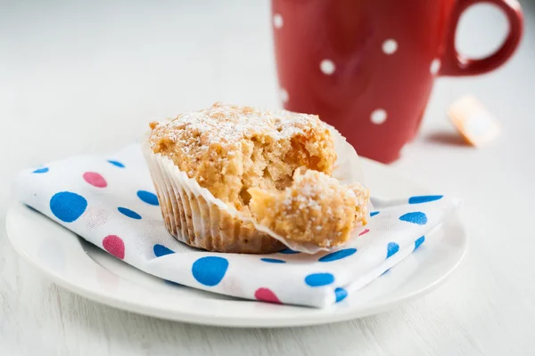 Pudra şekeri ve kırmızı çay bardağı ile tozunu vanilya Kek-pasta — Stok fotoğraf