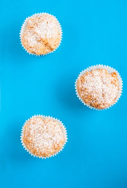 Vanilkové muffiny na modrém pozadí nahoře Prohlédni — Stock fotografie