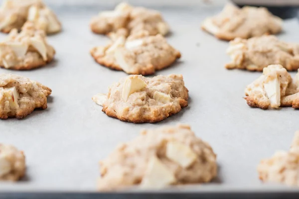 Cookies met een appels op de lade bakken — Stockfoto