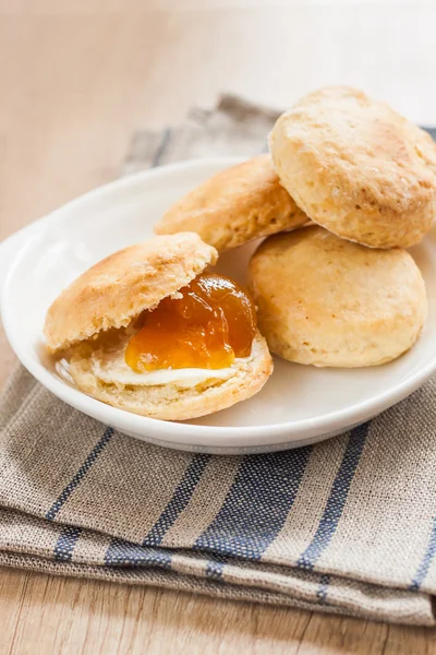 Scones com manteiga e engarrafamento em um guardanapo e Banco de engarrafamento — Fotografia de Stock