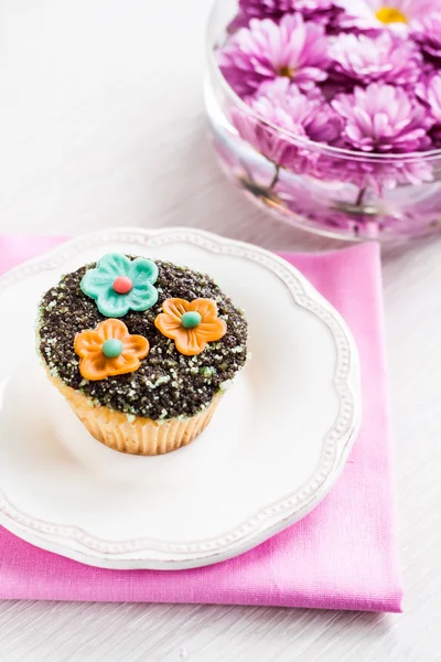 Cupcake dengan ganache cokelat dan dihiasi dengan bunga chrysa — Stok Foto