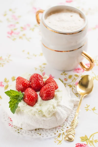 Kue Pavlova dengan stroberi, secangkir kopi dengan gaya romantis — Stok Foto