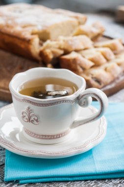 pasta meyveli kek armut ve bir fincan çay bir dilim