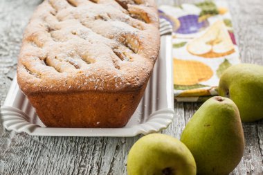 armut ve pudra şekeri ile pasta meyveli kek