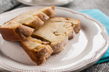 pasta meyveli kek armut ve bir fincan çay bir dilim