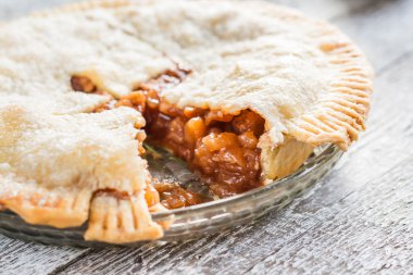 Amerikan elmalı pasta bir parça kesme