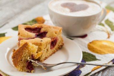 Erik ve dilim ve kahve Kupası ile pasta