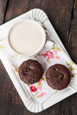 Çikolatalı kek, kek ve bir fincan kahve.