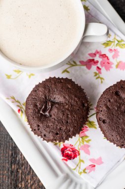 Çikolatalı kek, kek ve bir fincan kahve.