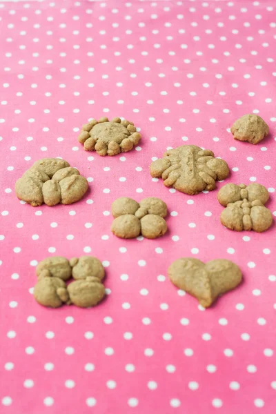 Biscoitos de biscoitos de biscoito figura em um fundo rosa — Fotografia de Stock