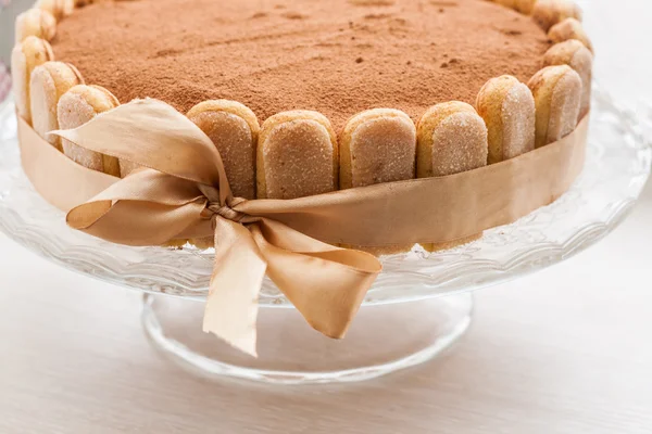 Tiramisu kek kutlama dairesel bir yay ile bir şerit ile bağlı — Stok fotoğraf