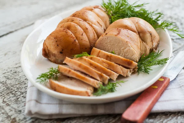 Рубленое мясное филе, запеченное с травами на тарелке — стоковое фото