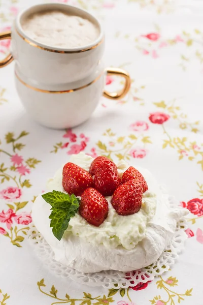 Kue Pavlova dengan stroberi, secangkir kopi dengan gaya romantis — Stok Foto