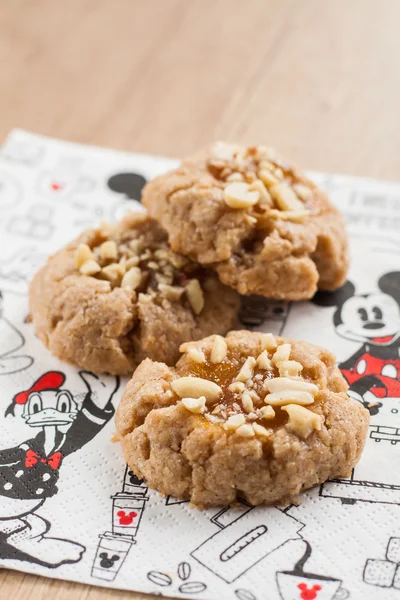 Pinda koekjes op een servet op een houten tafel — Stockfoto