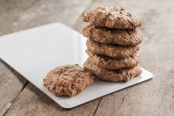 Galletas de chispas de chocolate, merengue con grietas en un backgro rústico — Foto de Stock