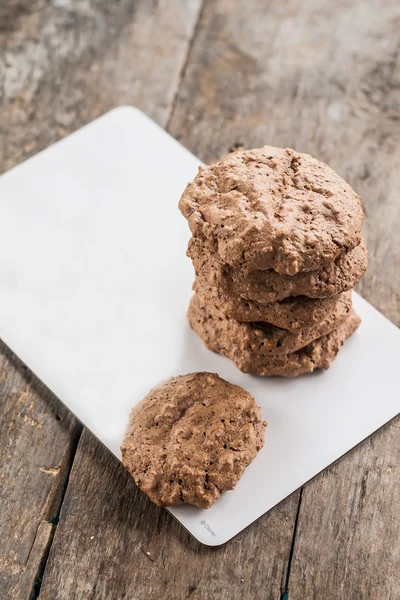 Galletas de chispas de chocolate, merengue con grietas en un backgro rústico — Foto de Stock