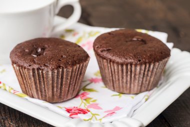 Çikolatalı kek, kek ve bir fincan kahve.