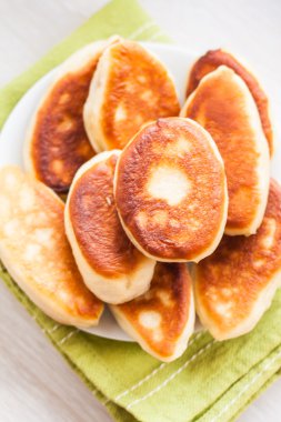 Yeşil peçeteye reçelli kızarmış kek