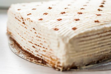 Açı kare krem kek kakao ile dekore edilmiştir.