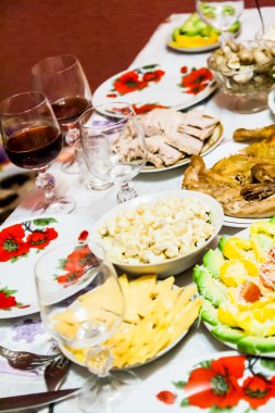 tatil tablo ile yemekler, farklı yemekleri, salata ile