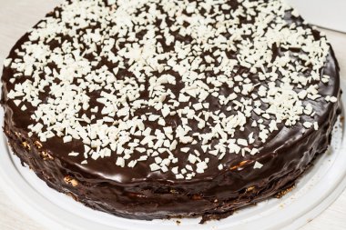 Yuvarlak kek çikolata beyaz çikolata grit ile serpilir