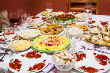 tatil tablo ile yemekler, farklı yemekleri, salata ile