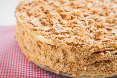 pasta Napolyon beyaz bir arka plan üzerinde yuvarlak