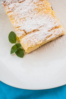 süzme peynir güveç parça üzerinde ile pudra şekeri serpilir 