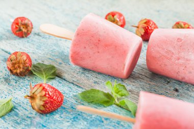 Nane ahşap bir masa üzerinde bir sopa ile çilek şerbet