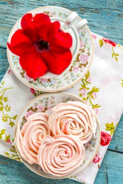 Kırmızı ile romantik bir yemek içinde gül şeklinde beze pasta 
