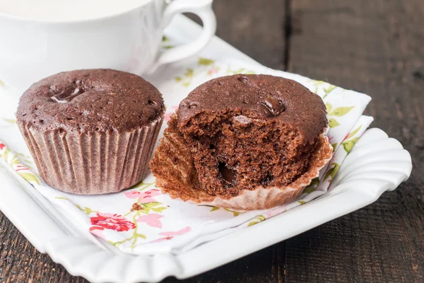 Çikolatalı kek, kek ve bir fincan kahve. — Stok fotoğraf