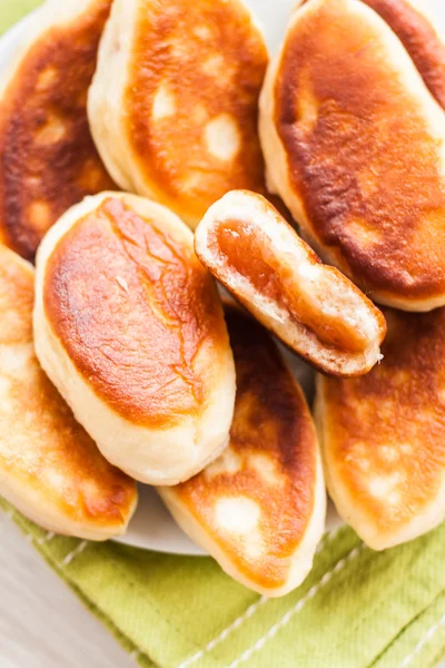 Fried cakes with jam on a green napkin — Stock Photo, Image