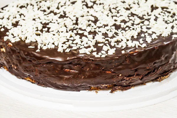 Круглый шоколадный торт посыпанный белой шоколадной крошкой — стоковое фото