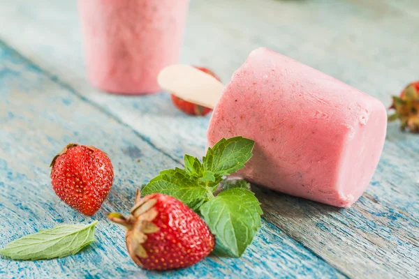 Sorbet aux fraises avec menthe sur un bâton sur une table en bois — Photo