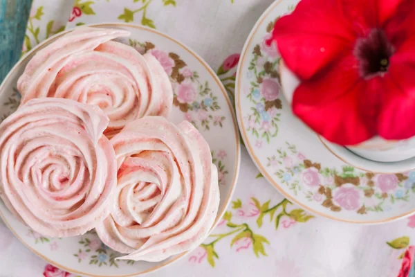 Meringue kue dalam bentuk mawar dalam hidangan romantis dengan merah — Stok Foto