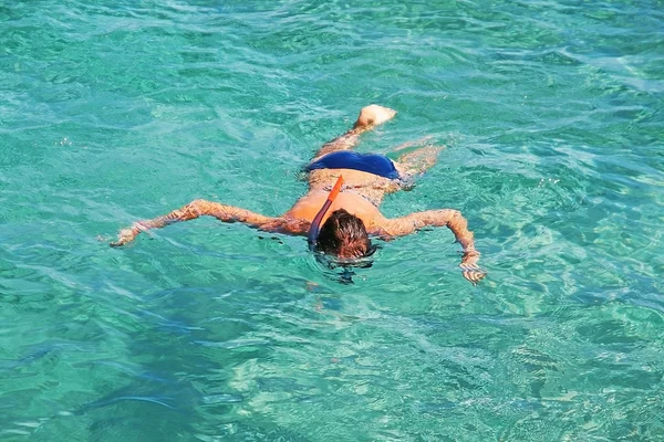 Twee meisjes en de vissen zwemmen met de maskers van de rode zee, Egypte — Stockfoto