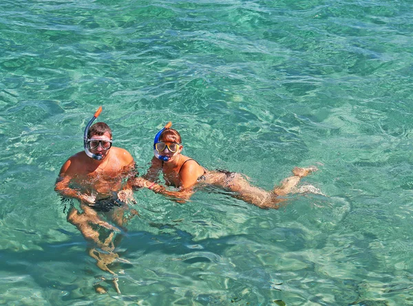 Paren en de vissen zwemmen met de maskers van de rode zee, Egypte — Stockfoto