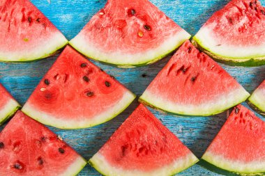 karpuz üçgenler bir mavi arka plan düz