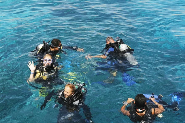 Plongeurs dans la mer / Egypte. Charm el-Cheikh. Septembre 2008 — Photo