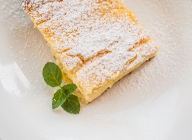 süzme peynir güveç parça üzerinde ile pudra şekeri serpilir 