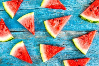 karpuz üçgenler bir mavi arka plan düz