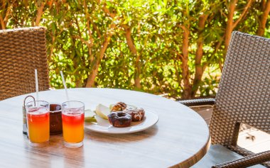 İki kokteyl ve Donata bir tabloda bir kafede bir plaka üzerinde